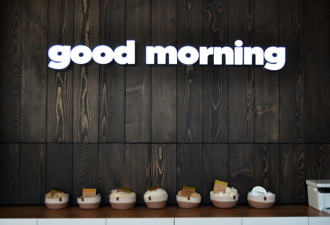 Nápis good morning nad miskami se vzorky výplňových materiálů