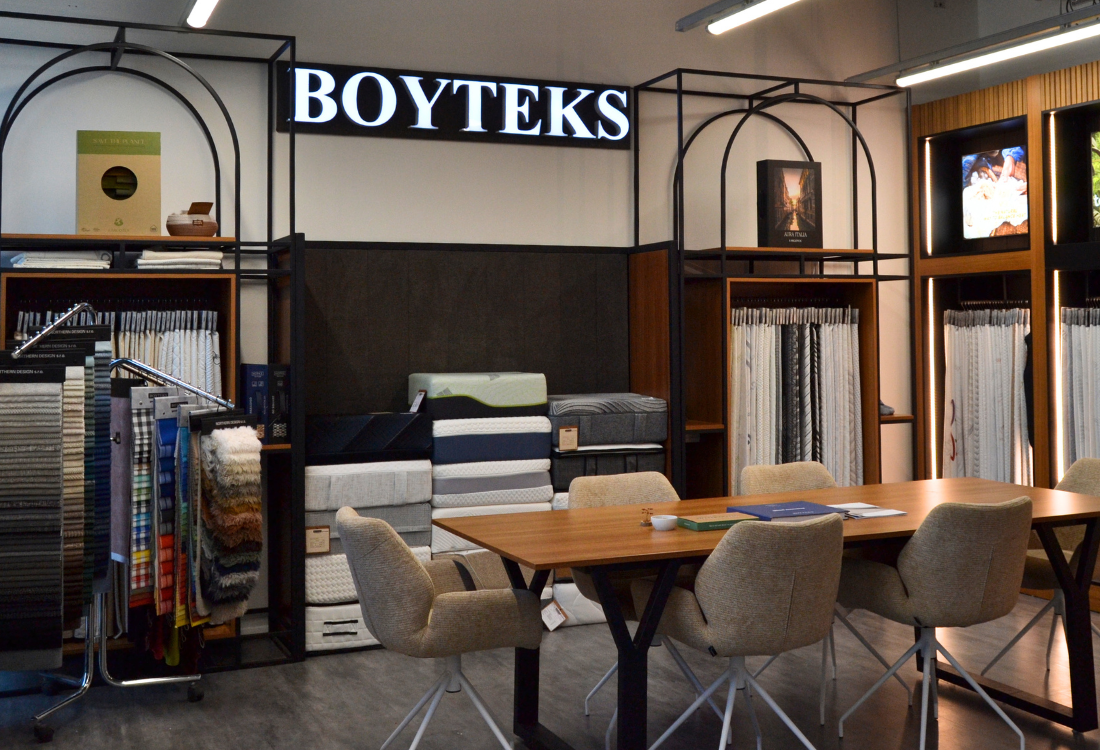 Showroom Boyteks s regály vzorků a jednacím stolem